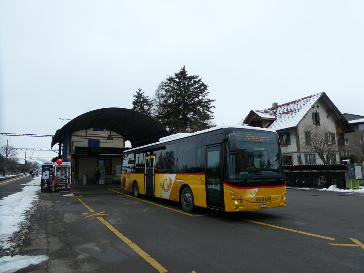 (231'431) - Engeloch, Riggisberg - Nr. 13/BE 98'334 - Iveco am 17. Dezember 2021 beim Bahnhof Thurnen