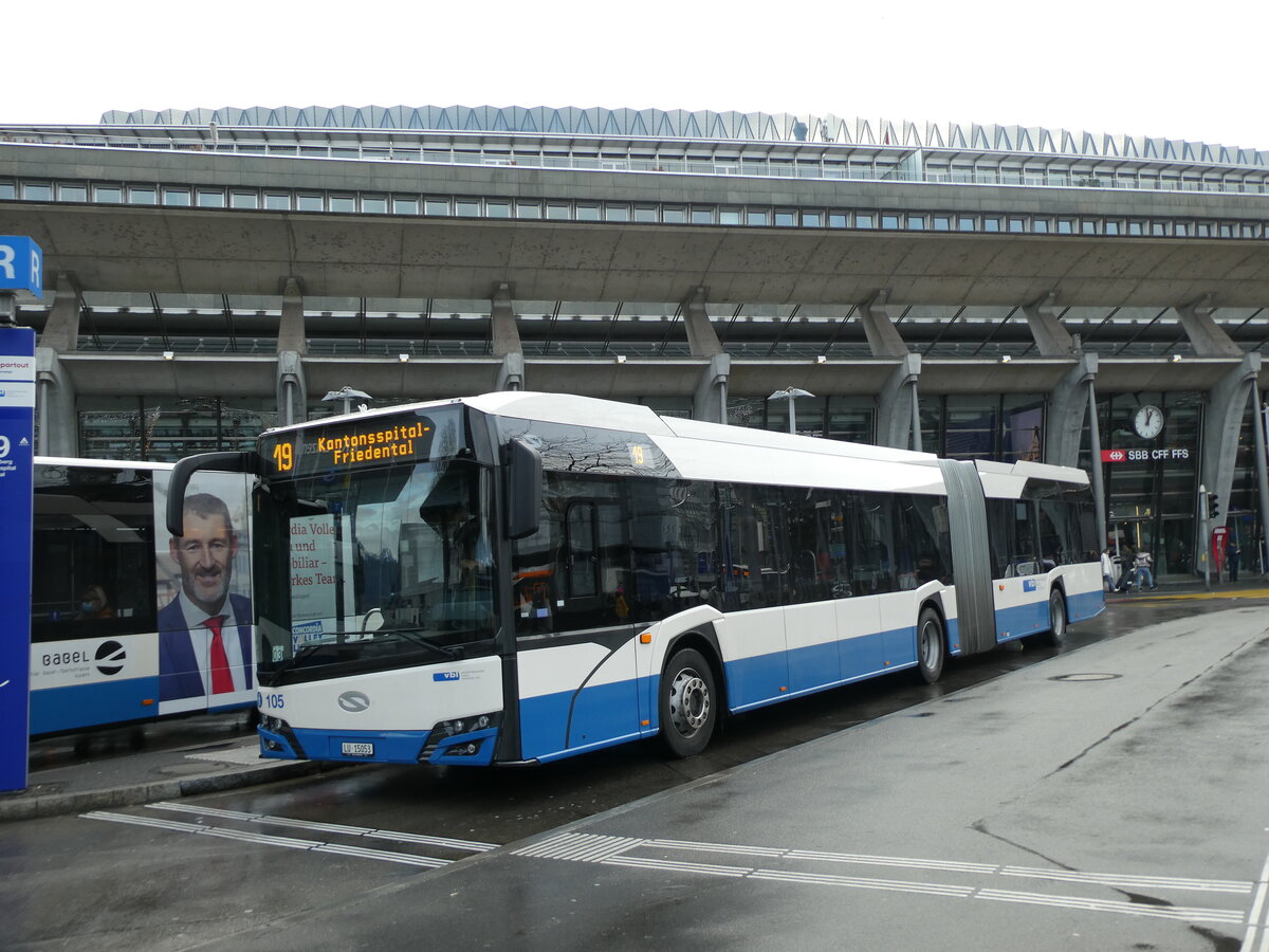 (231'588) - VBL Luzern - Nr. 105/LU 15'053 - Solaris am 26. Dezember 2021 beim Bahnhof Luzern