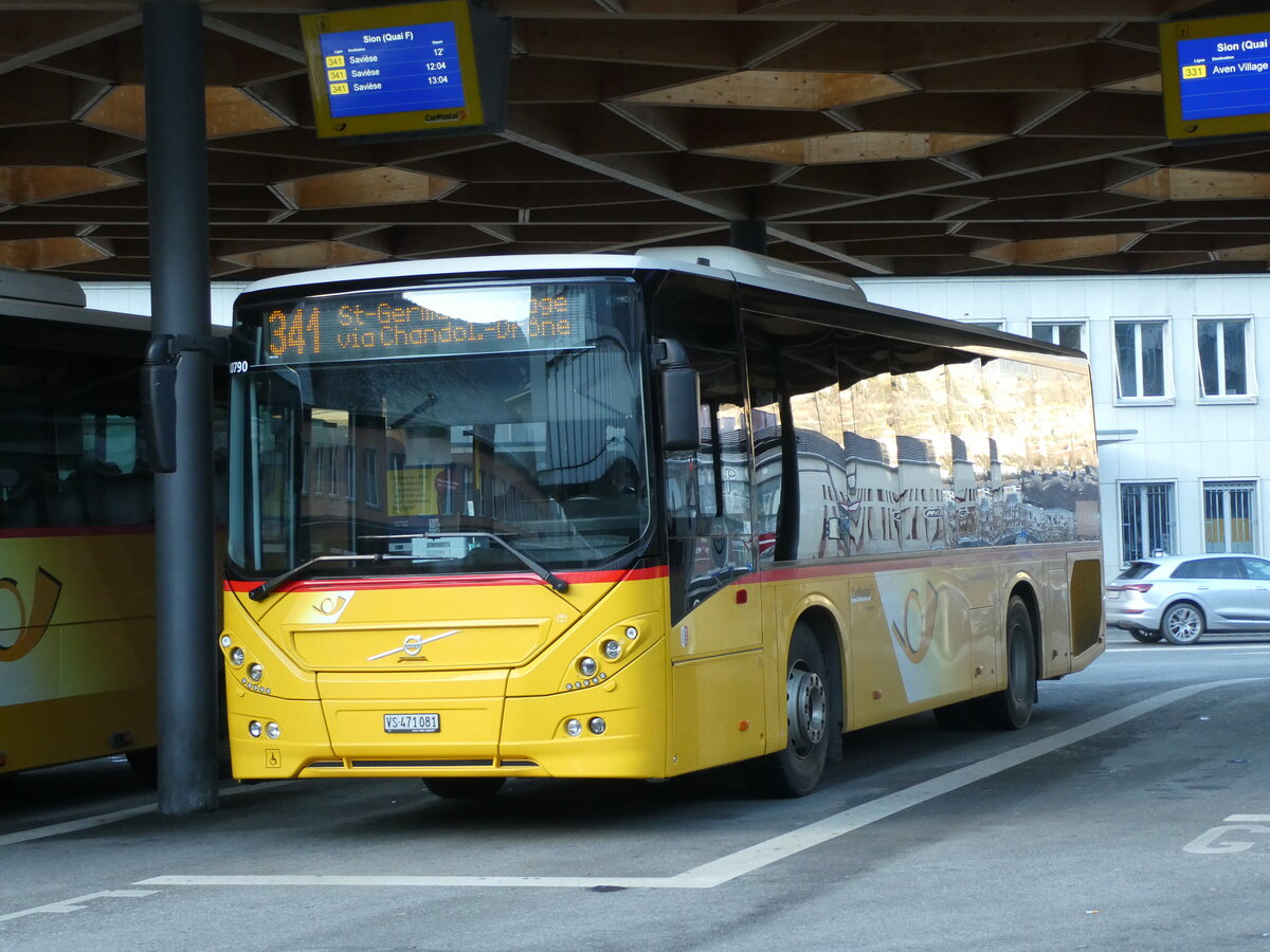 (231'616) - PostAuto Wallis - Nr. 34/VS 471'081 - Volvo (ex TRD, Savise) am 1. Januar 2022 beim Bahnhof Sion