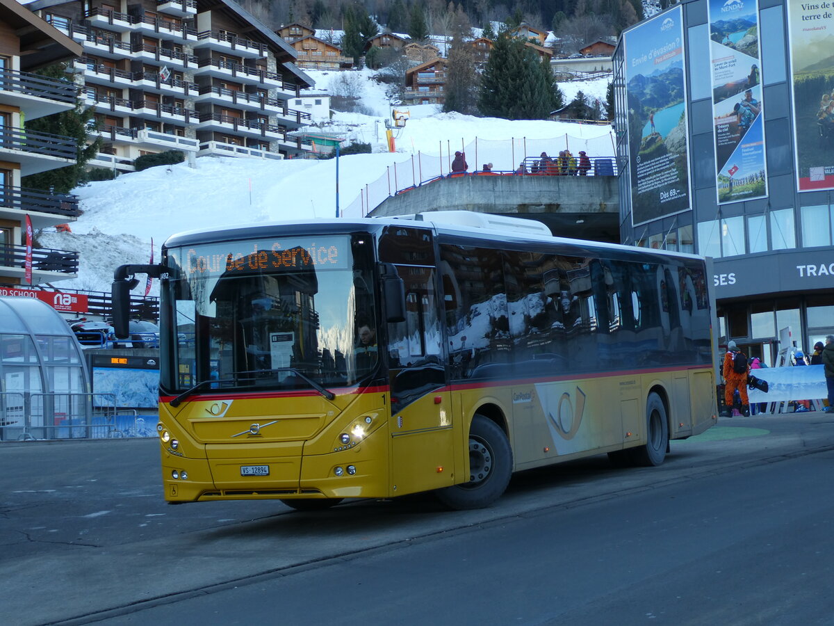 (231'621) - Lathion, Sion - Nr. 1/VS 12'894 - Volvo am 1. Januar 2022 in Haute-Nendaz, Tlcabine