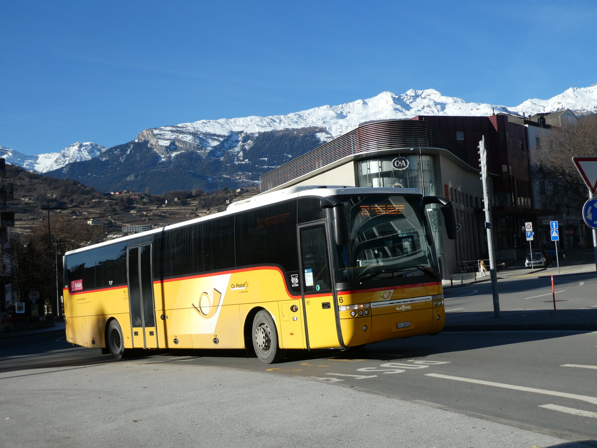 (231'654) - Lathion, Sion - Nr. 6/VS 12'672 - Van Hool am 1. Januar 2022 beim Bahnhof Sion