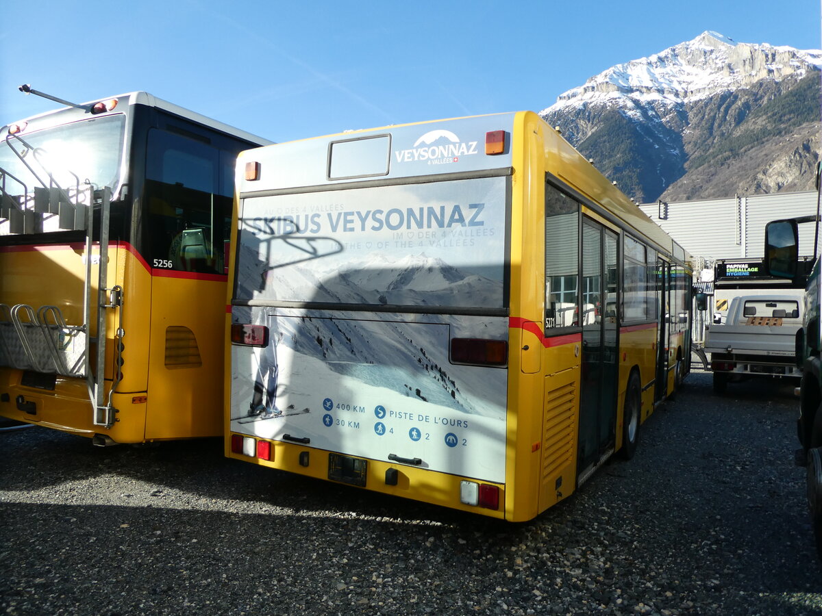 (231'664) - PostAuto Wallis - Nr. 17 - Mercedes (ex Theytaz, Sion; ex AAGL Liestal Nr. 57) am 1. Januar 2022 in Saxon, Garage Visa