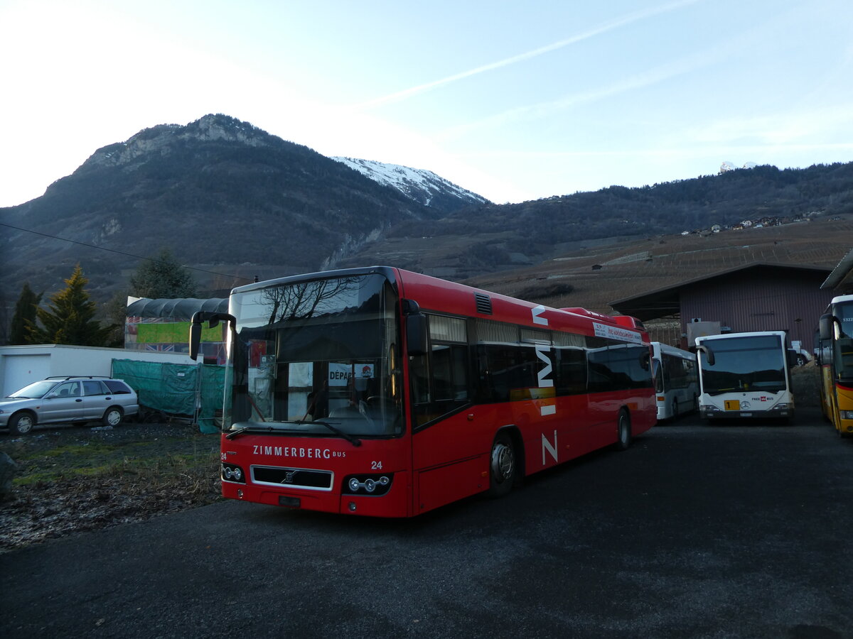 (231'686) - AHW Horgen - Nr. 24 - Volvo am 1. Januar 2022 in Leytron, Garage Buchard