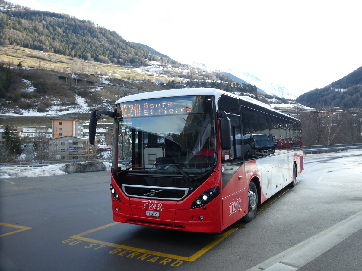 (231'735) - TMR Martigny - Nr. 4/VS 4136 - Volvo am 2. Januar 2022 beim Bahnhof Orsires