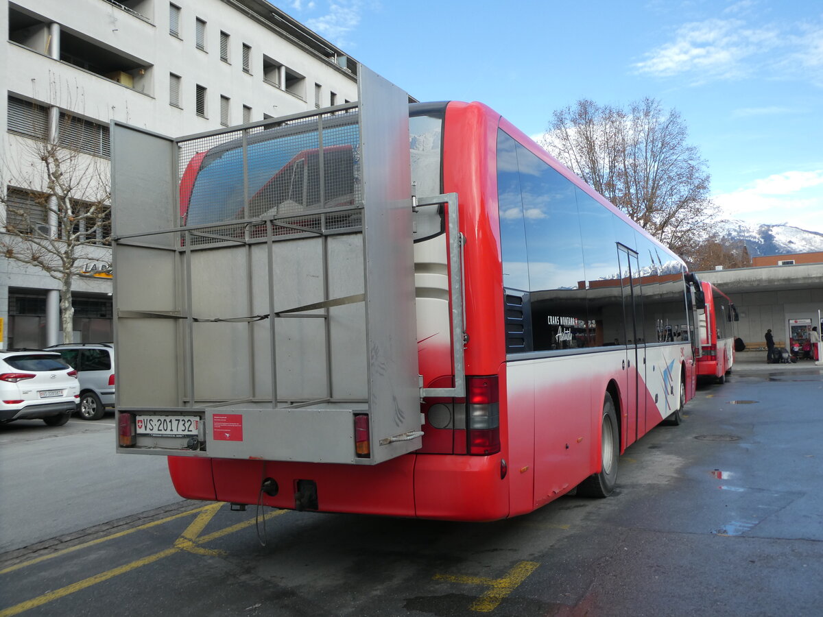 (231'741) - SMC Montana - Nr. 32/VS 201'732 - MAN am 2. Januar 2022 beim Bahnhof Sierre