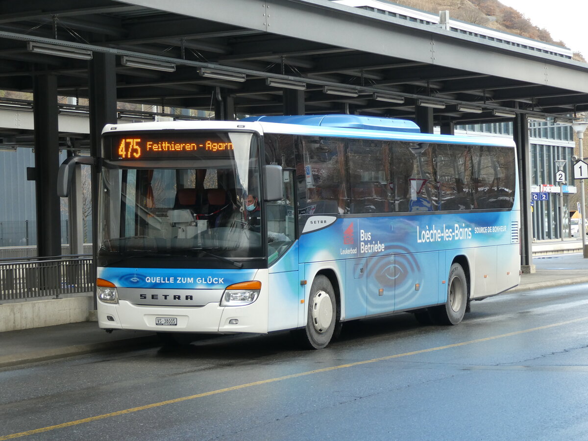 (231'753) - LBB Susten - Nr. 5/VS 38'005 - Setra am 2. Januar 2022 beim Bahnhof Leuk