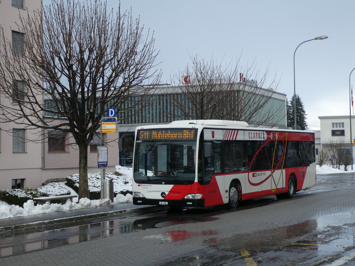 (231'968) - Niederer, Filzbach - Nr. 29/GL 340 - Mercedes am 10. Januar 2022 beim Bahnhof Nfels-Mollis