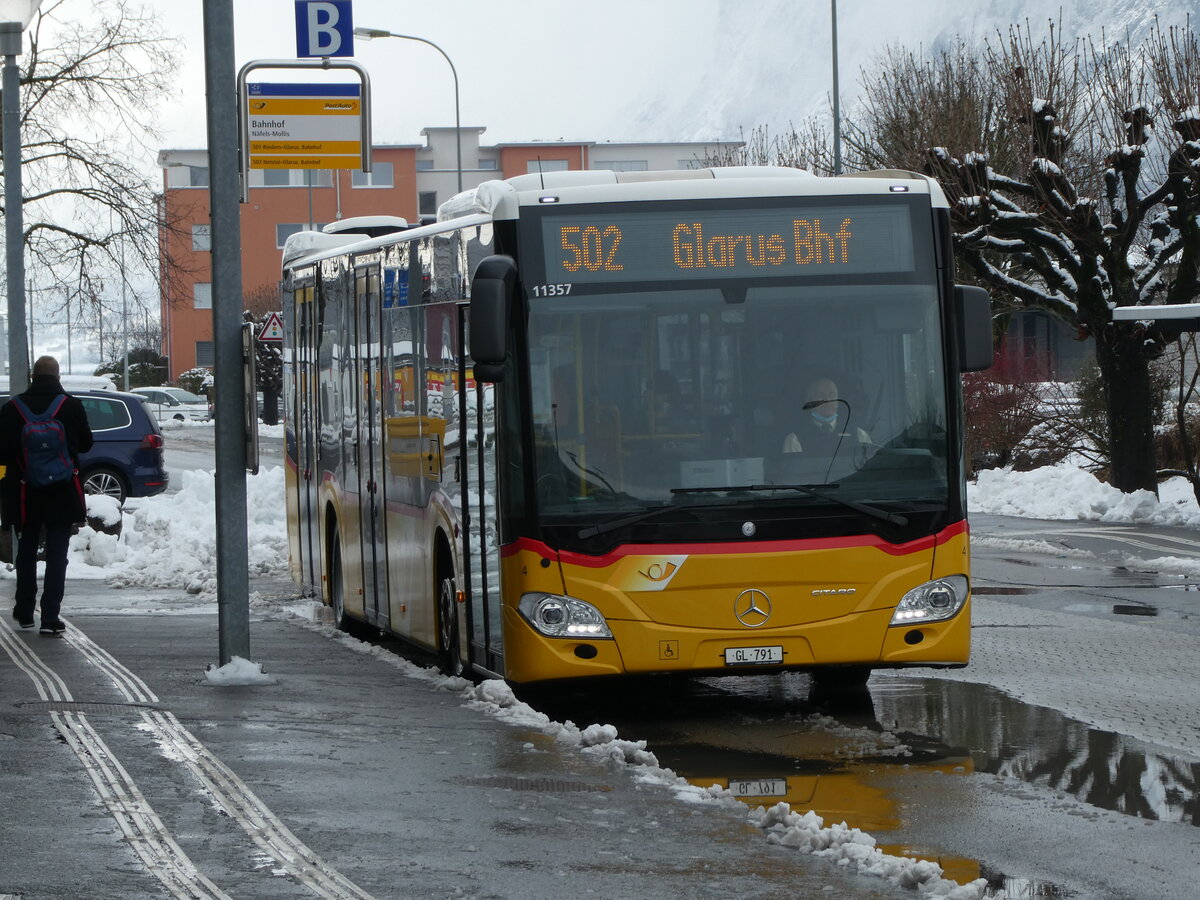 (231'977) - Niederer, Filzbach - Nr. 4/GL 791 - Mercedes am 10. Januar 2022 beim Bahnhof Nfels-Mollis