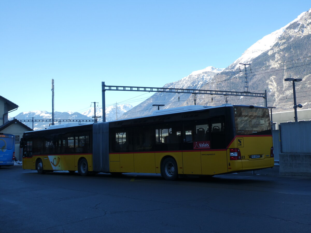 (232'074) - PostAuto Wallis - Nr. 63/VS 49'629 - MAN am 18. Januar 2022 beim Bahnhof Riddes