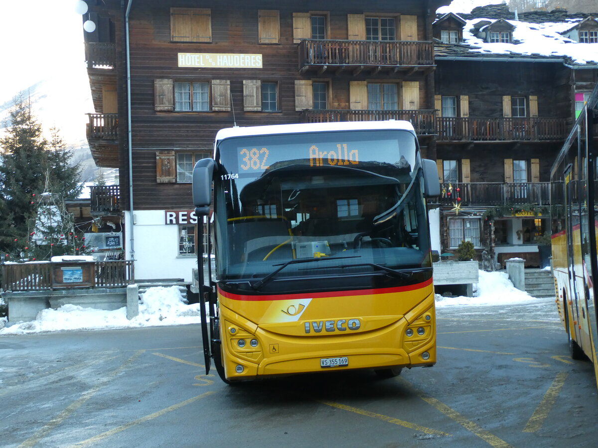 (232'176) - PostAuto Wallis - VS 355'169 - Iveco am 21. Januar 2022 in Les Haudres, Centre