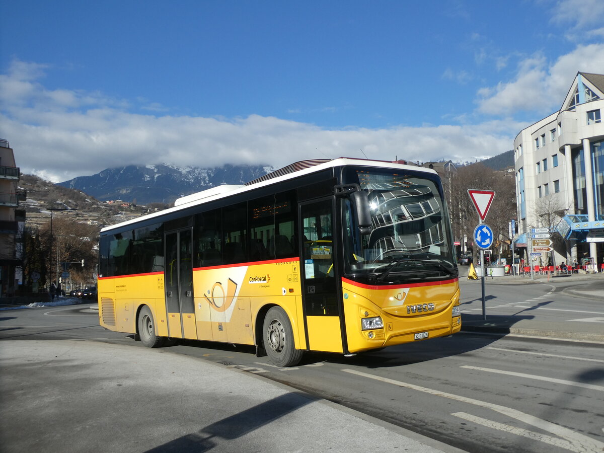 (232'191) - Evquoz, Erde - VS 13'423 - Iveco am 21. Januar 2022 beim Bahnhof Sion