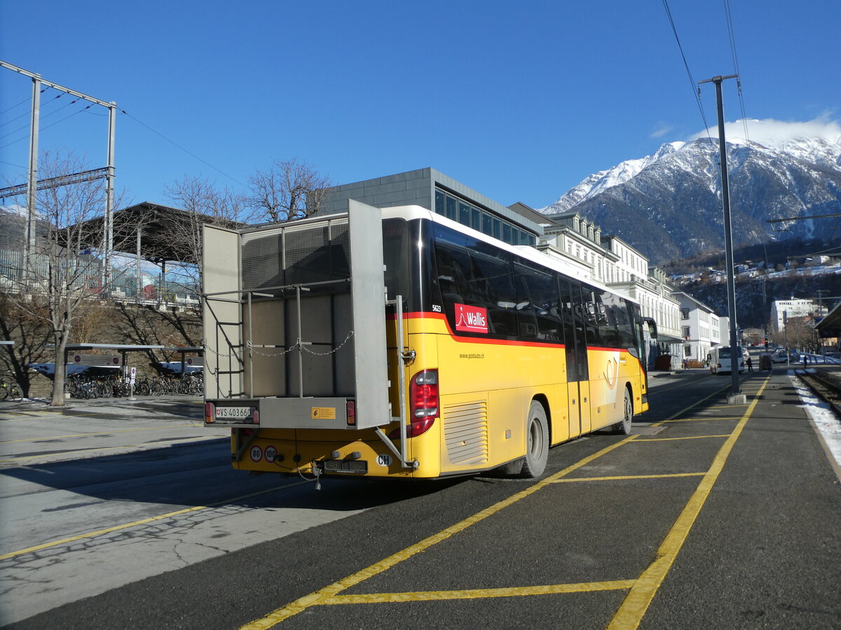 (232'240) - PostAuto Wallis - VS 403'660 - Setra am 21. Januar 2022 beim Bahnhof Brig