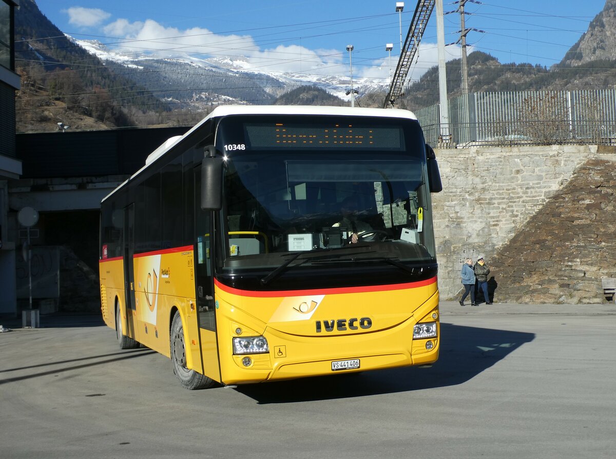 (232'244) - PostAuto Wallis - VS 441'406 - Iveco am 21. Januar 2022 beim Bahnhof Brig