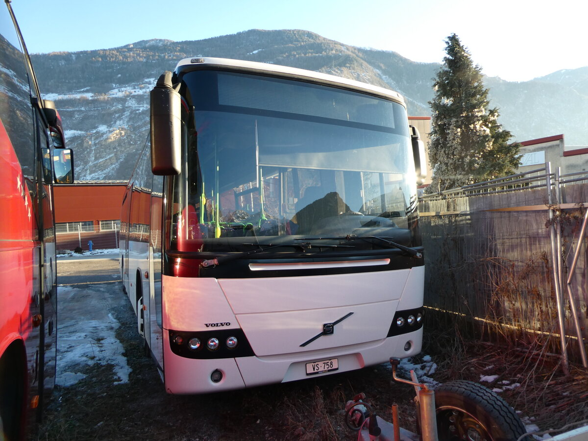 (232'394) - CN Voyages, Conthey - Nr. 1/VS 758 - Volvo (ex transN, La Chaux-de-Fonds Nr. 251; ex VR La Chaux-de-Fonds Nr. 251) am 23. Januar 2022 in St-Pierre-de-Clages, Garage