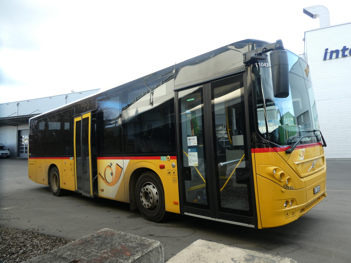 (232'555) - CarPostal Ouest - NE 70'534 - Volvo am 30. Januar 2022 in Kerzers, Interbus