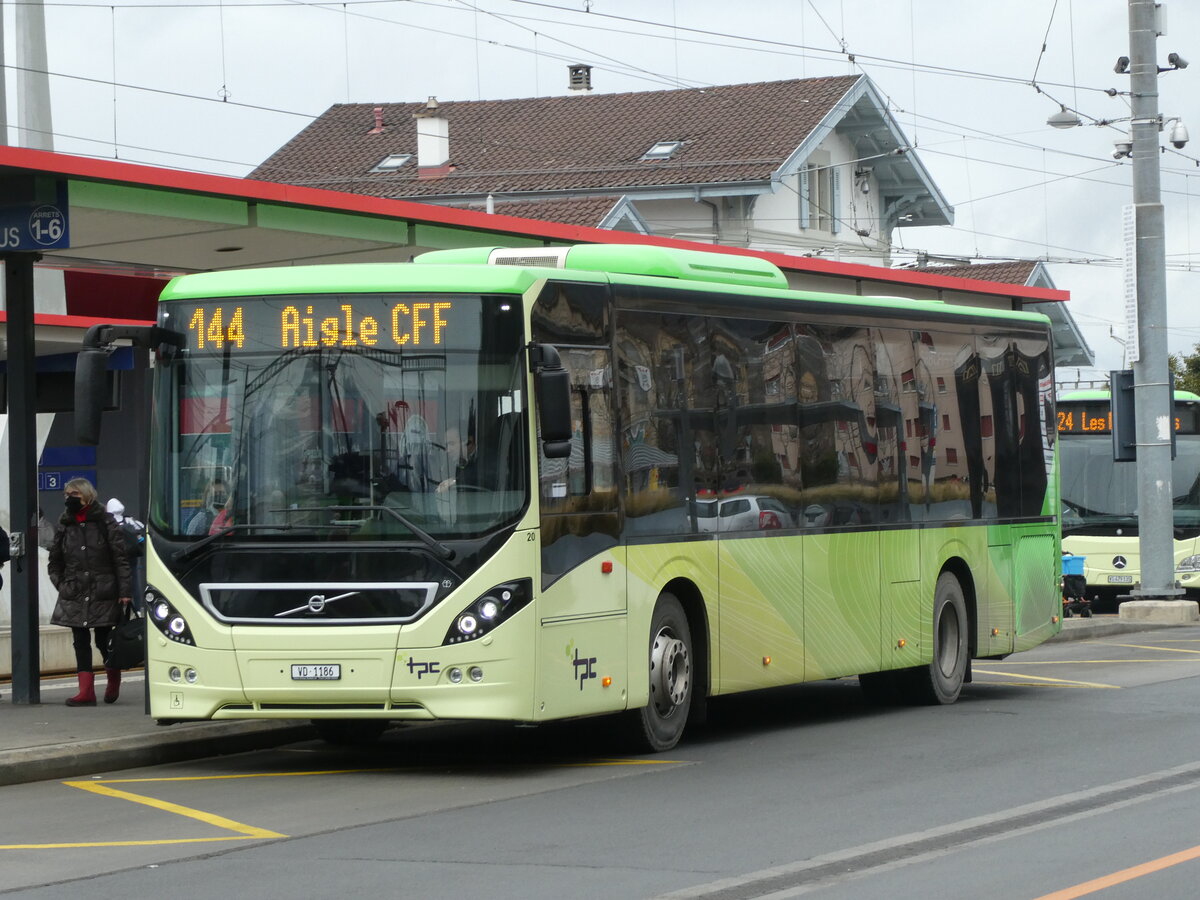 (232'583) - TPC Aigle - Nr. 20/VD 1186 - Volvo am 31. Januar 2022 beim Bahnhof Aigle