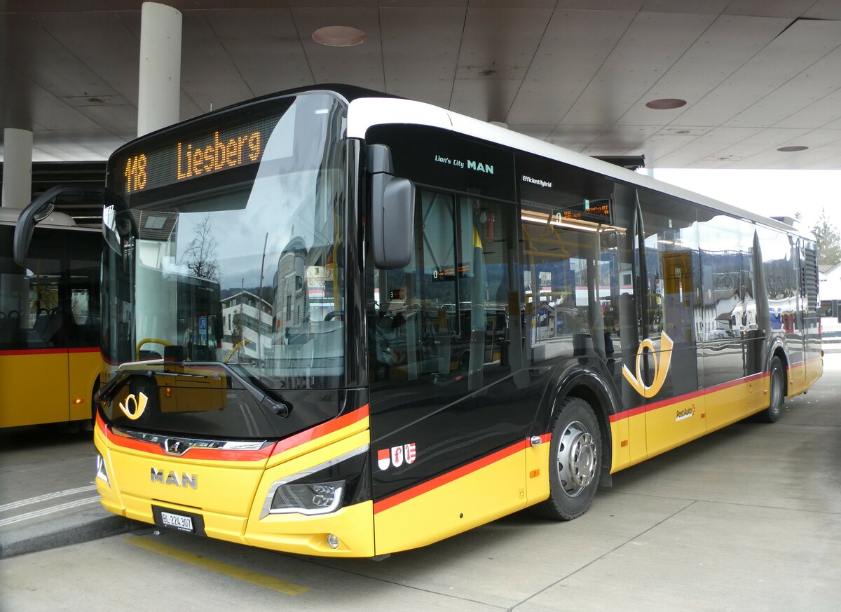 (232'679) - PostAuto Nordschweiz - BL 224'307 - MAN am 6. Februar 2022 beim Bahnhof Laufen