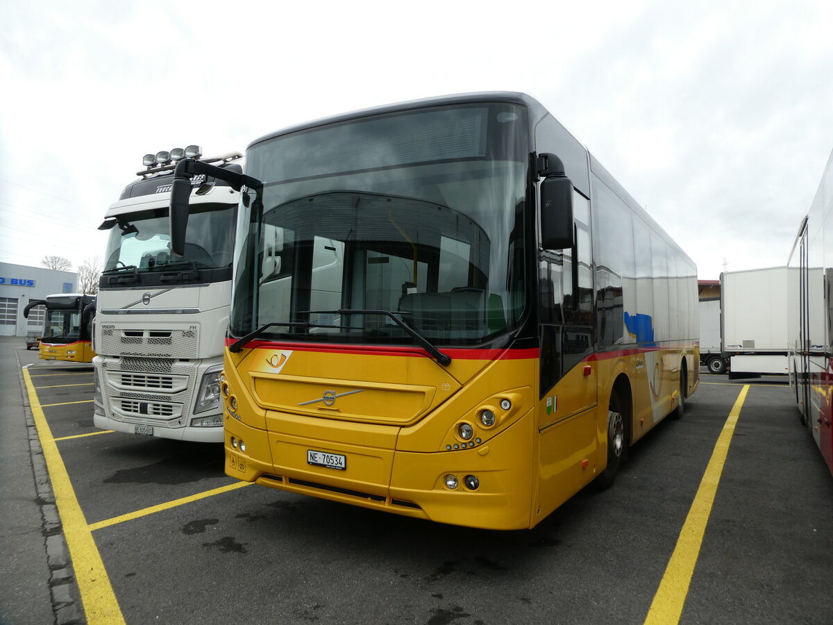 (232'709) - CarPostal Ouest - NE 70'534 - Volvo am 6. Februar 2022 in Kerzers, Interbus