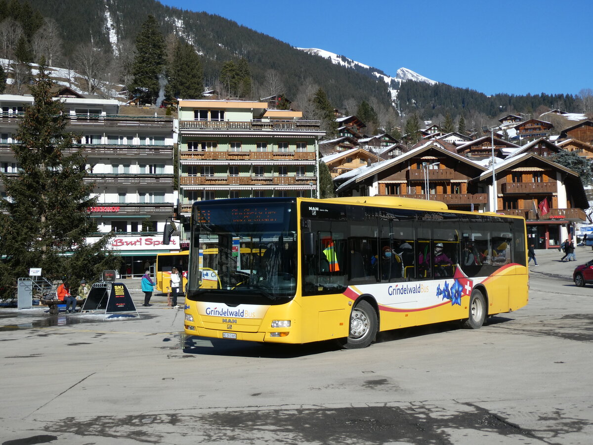 (232'846) - Grindelwaldbus, Grindelwald - Nr. 11/BE 261'865 - MAN/Gppel am 13. Februar 2022 beim Bahnhof Grindelwald