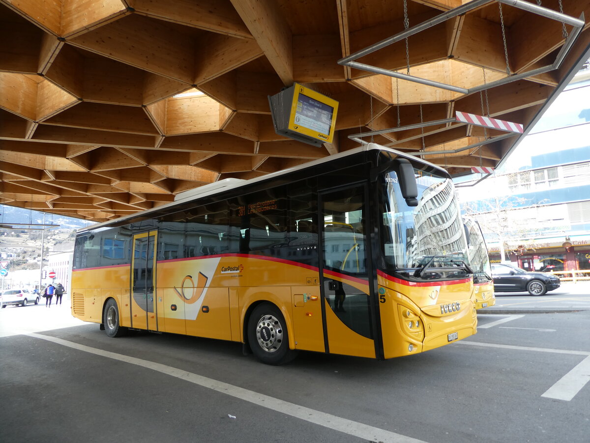 (233'026) - PostAuto Wallis - Nr. 5/VS 355'167 - Iveco am 20. Februar 2022 beim Bahnhof Sion