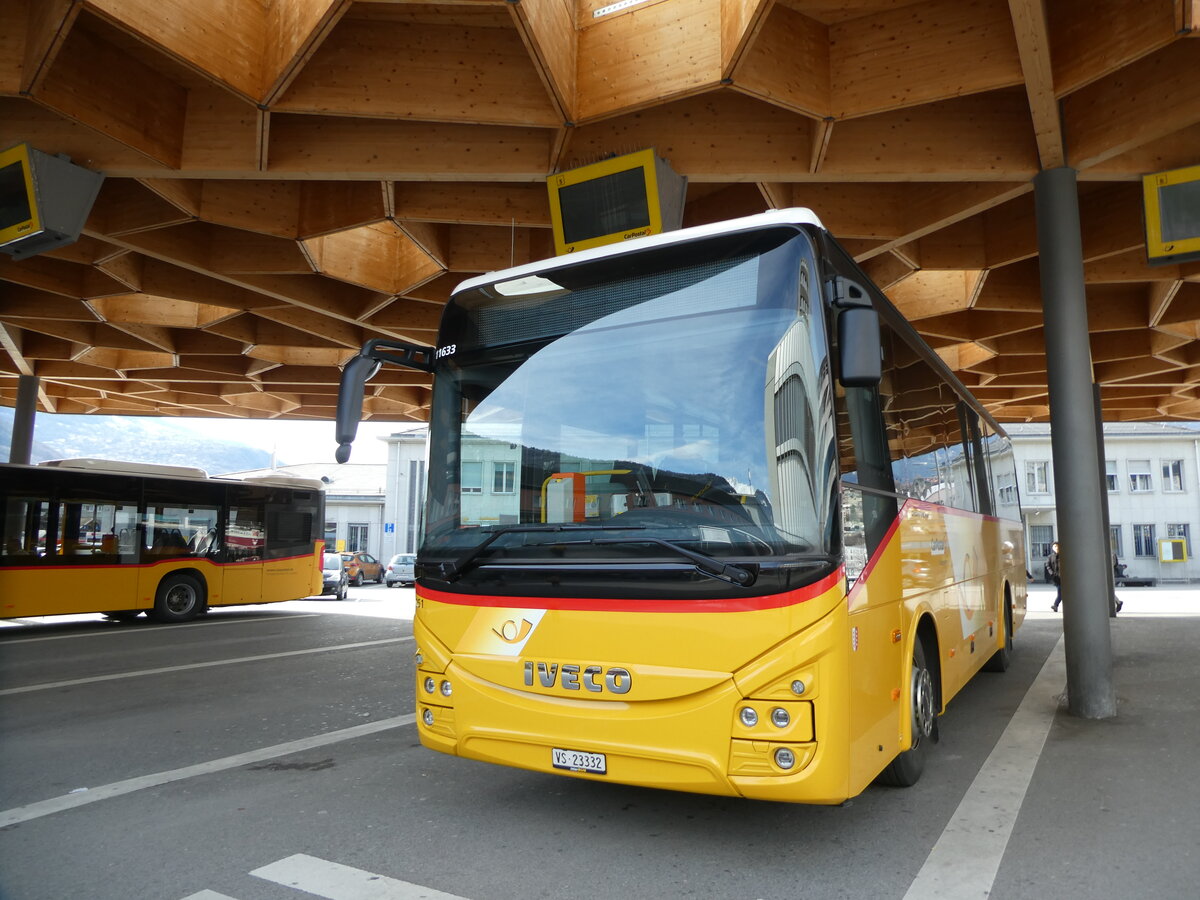 (233'030) - PostAuto Wallis - Nr. 251/VS 23'332 - Iveco am 20. Februar 2022 beim Bahnhof Sion