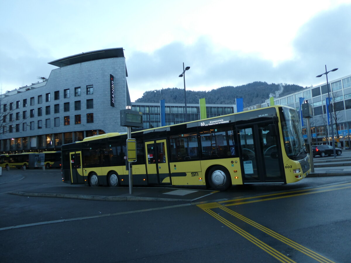 (233'117) - STI Thun - Nr. 603/BE 634'603 - MAN am 26. Februar 2022 beim Bahnhof Thun