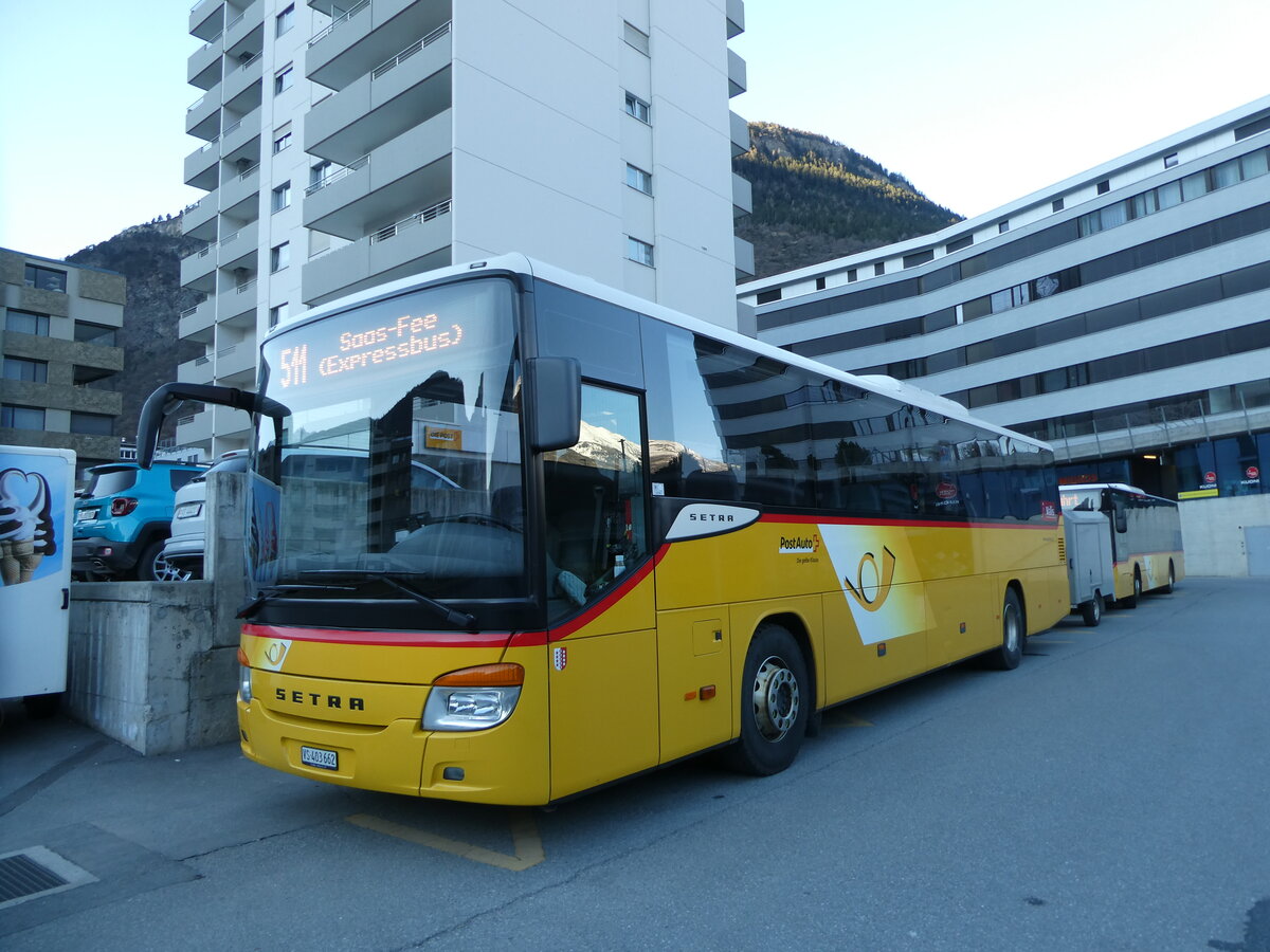 (233'124) - PostAuto Wallis - VS 403'662 - Setra am 26. Februar 2022 beim Bahnhof Visp