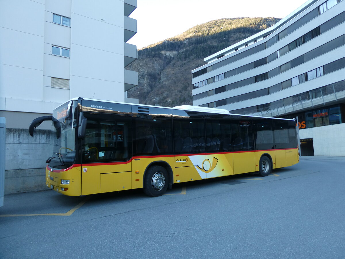 (233'125) - PostAuto Wallis - VS 531'960 - MAN (ex CarPostal Ouest) am 26. Februar 2022 beim Bahnhof Visp