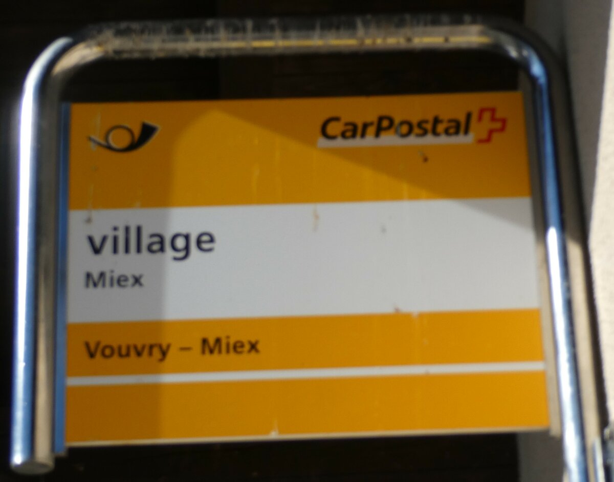 (233'164) - PostAuto-Haltestellenschild - Miex, village - am 26. Februar 2022