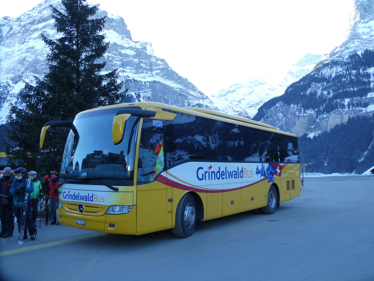 (233'231) - Grindelwaldbus, Grindelwald - Nr. 25/BE 73'249 - Mercedes am 27. Februar 2022 beim Bahnhof Grindelwald