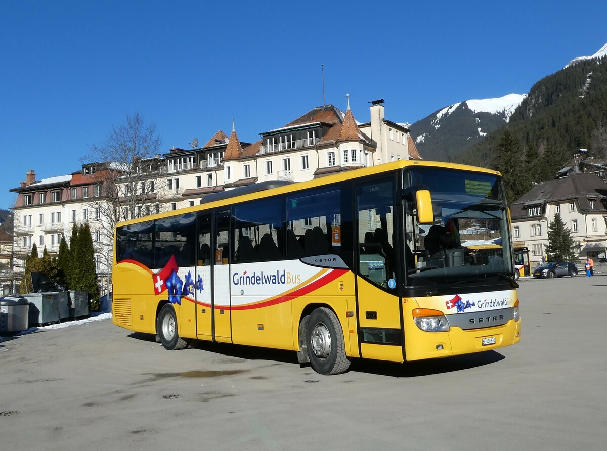 (233'237) - Grindelwaldbus, Grindelwald - Nr. 21/BE 100'930 - Setra am 27. Februar 2022 beim Bahnhof Grindelwald