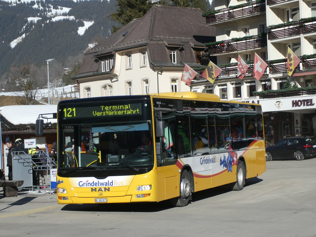 (233'242) - Grindelwaldbus, Grindelwald - Nr. 18/BE 382'871 - MAN/Gppel am 27. Februar 2022 beim Bahnhof Grindelwald