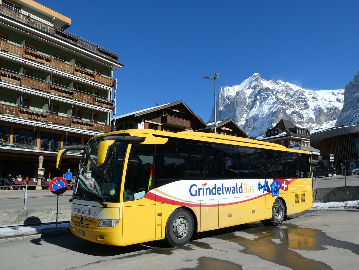 (233'269) - Grindelwaldbus, Grindelwald - Nr. 30/BE 171'240 - Mercedes am 27. Februar 2022 beim Bahnhof Grindelwald