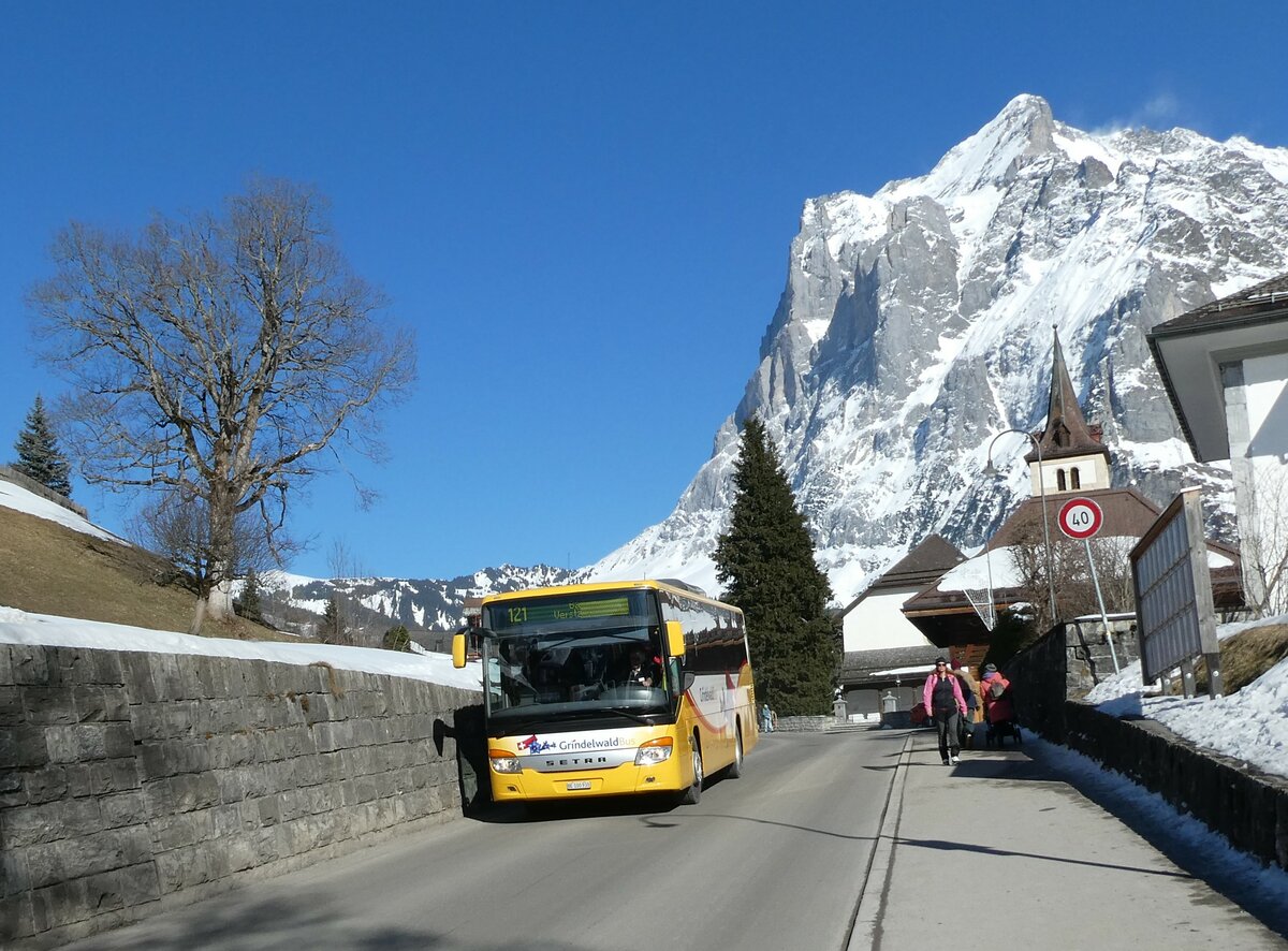 (233'279) - Grindelwaldbus, Grindelwald - Nr. 21/BE 100'930 - Setra am 27. Februar 2022 in Grindelwald, Kirche