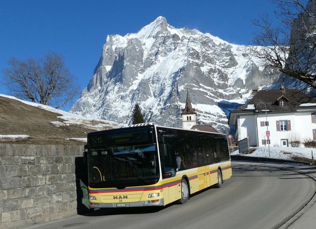 (233'283) - STI Thun - Nr. 129/BE 800'129 - MAN am 27. Februar 2022 in Grindelwald, Kirche (Einsatz Grindelwaldbus)