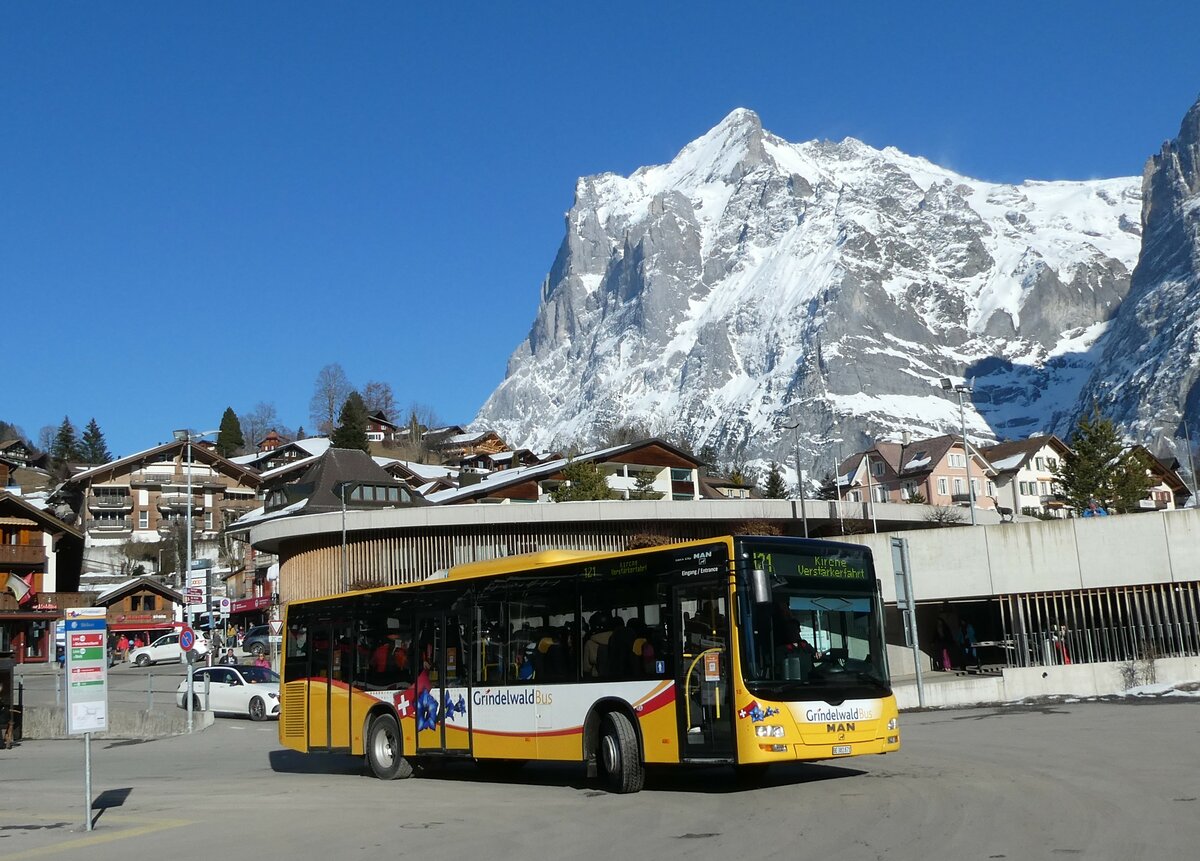 (233'293) - Grindelwaldbus, Grindelwald - Nr. 18/BE 382'871 - MAN/Gppel am 27. Februar 2022 beim Bahnhof Grindelwald