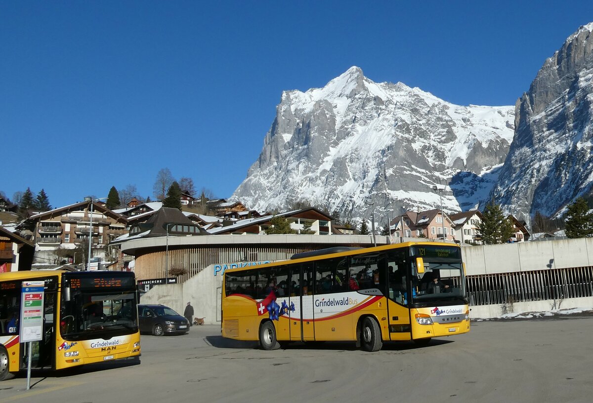 (233'300) - Grindelwaldbus, Grindelwald - Nr. 21/BE 100'930 - Setra am 27. Februar 2022 beim Bahnhof Grindelwald