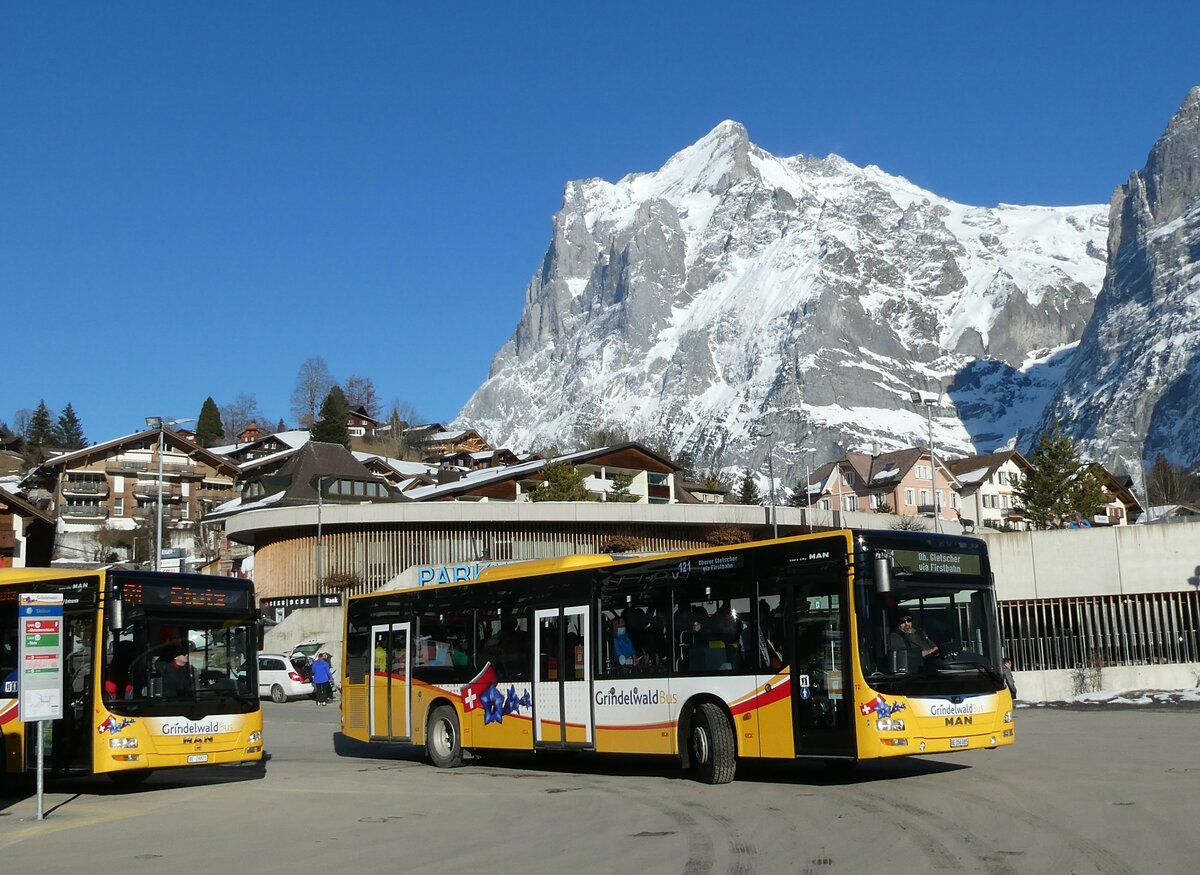 (233'303) - Grindelwaldbus, Grindelwald - Nr. 12/BE 356'085 - MAN am 27. Februar 2022 beim Bahnhof Grindelwald