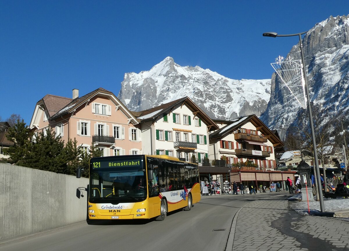 (233'307) - Grindelwaldbus, Grindelwald - Nr. 18/BE 382'871 - MAN/Gppel am 27. Februar 2022 in Grindelwald, Sportzentrum