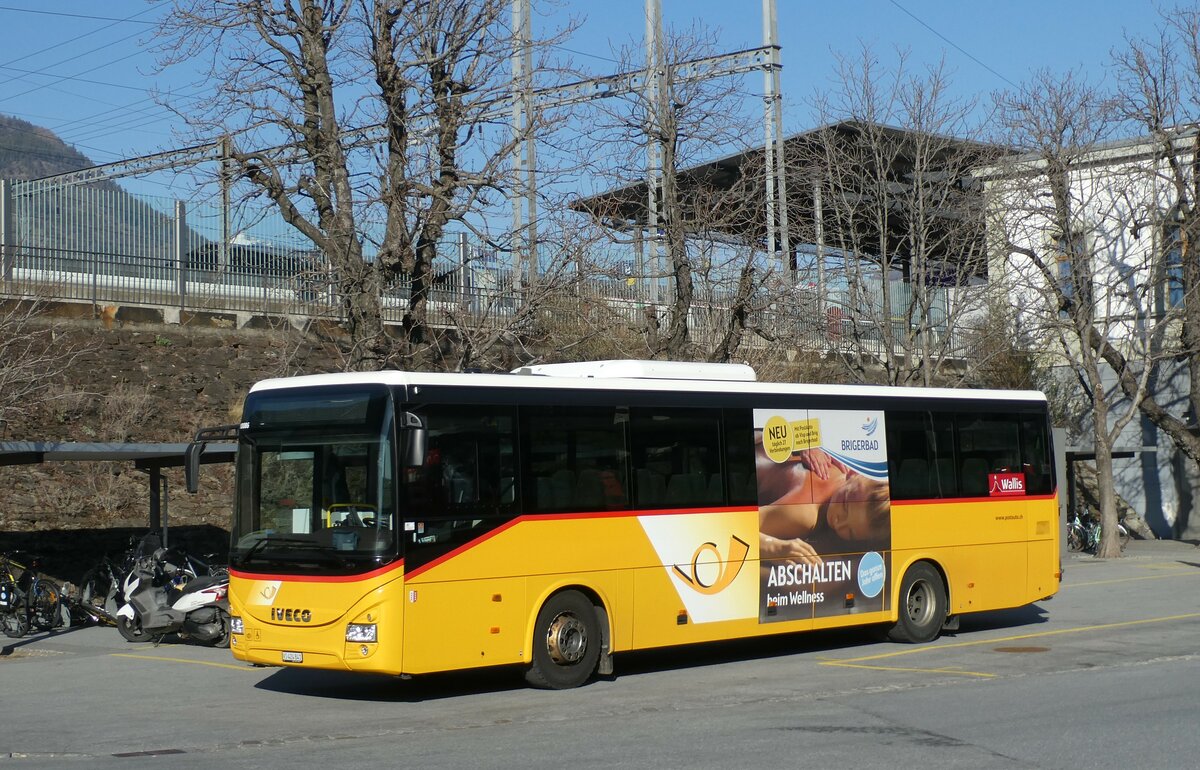 (233'482) - PostAuto Wallis - VS 424'841 - Iveco am 7. Mrz 2022 beim Bahnhof Brig