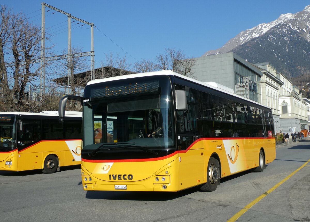 (233'486) - PostAuto Wallis - VS 516'247 - Iveco am 7. Mrz 2022 beim Bahnhof Brig