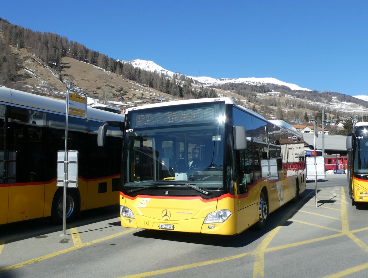 (233'691) - PostAuto Graubnden - GR 102'343 - Mercedes am 10. Mrz 2022 beim Bahnhof Scuol-Tarasp