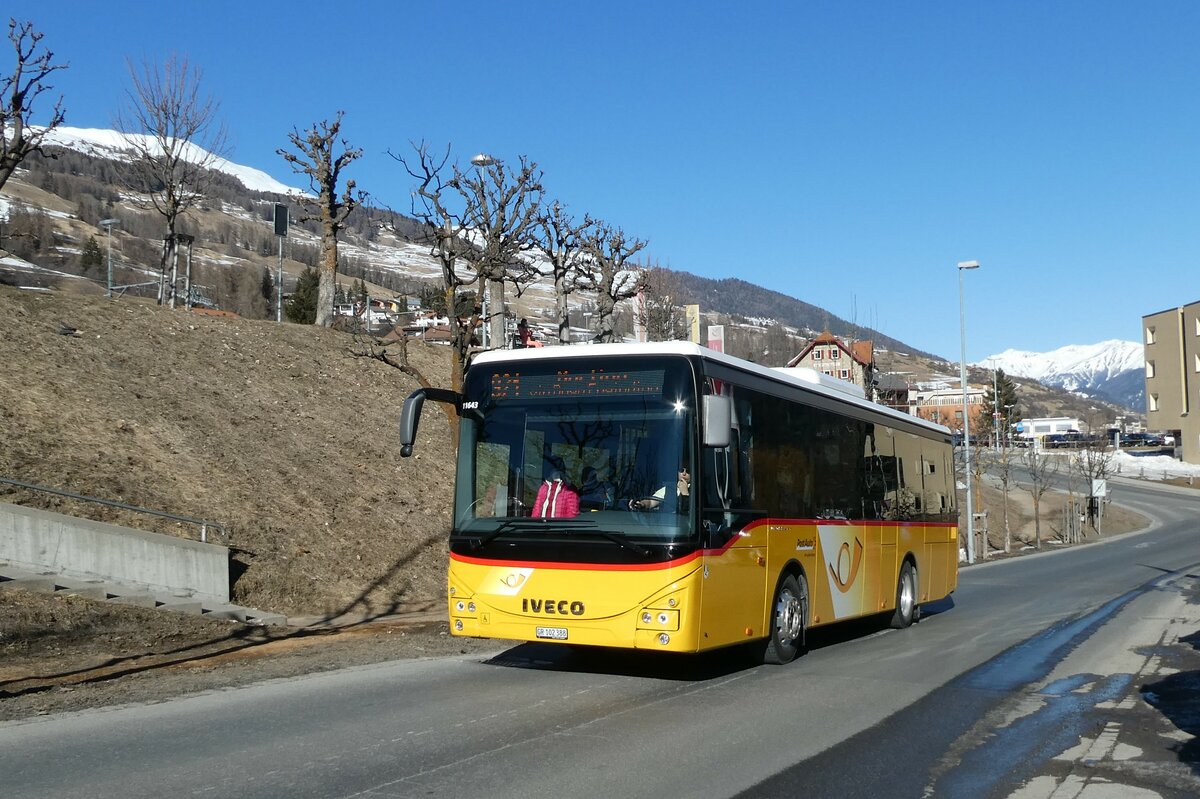 (233'718) - PostAuto Graubnden - GR 102'388 - Iveco am 10. Mrz 2022 in Scuol, Hotel Altana