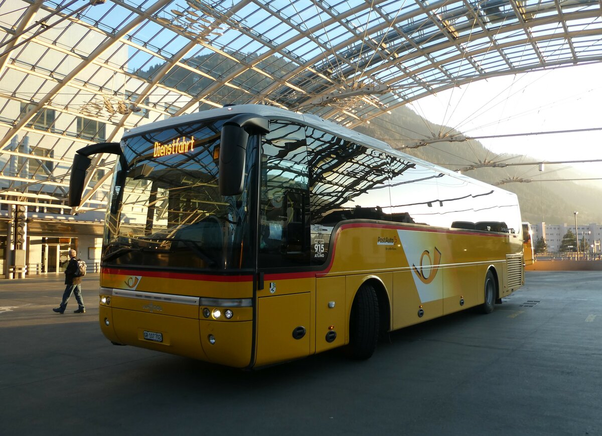 (233'731) - PostAuto Graubnden - GR 107'702 - Van Hool am 10. Mrz 2022 in Chur, Postautostation