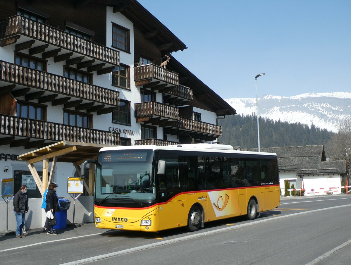 (233'780) - PostAuto Graubnden - Nr. 15/GR 162'973 - Iveco (ex Fontana, Ilanz Nr. 15) am 11. Mrz 2022 in Laax, Post (prov. Haltestelle)