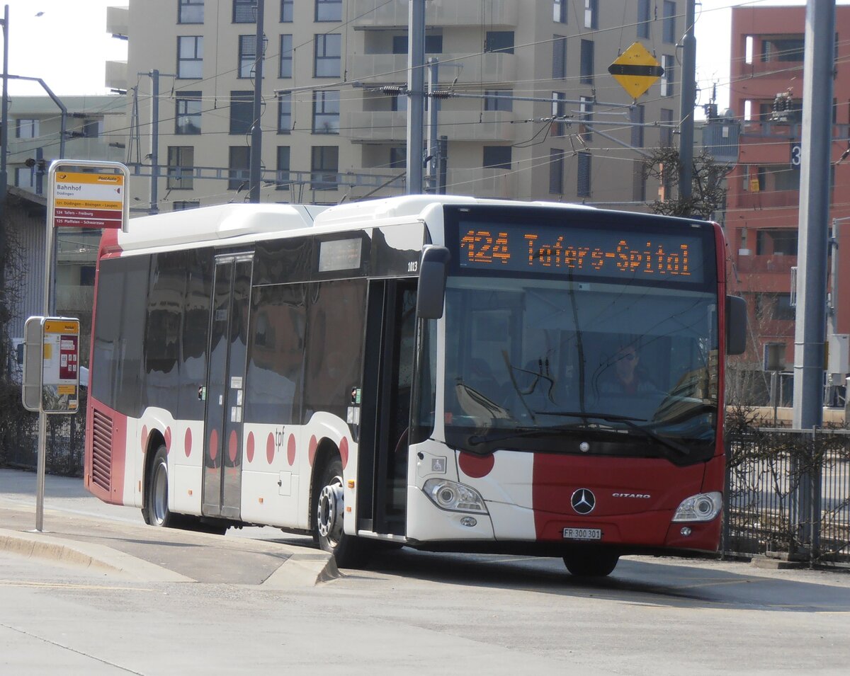 (233'831) - TPF Fribourg - Nr. 1013/FR 300'301 - Mercedes am 12. Mrz 2022 beim Bahnhof Ddingen