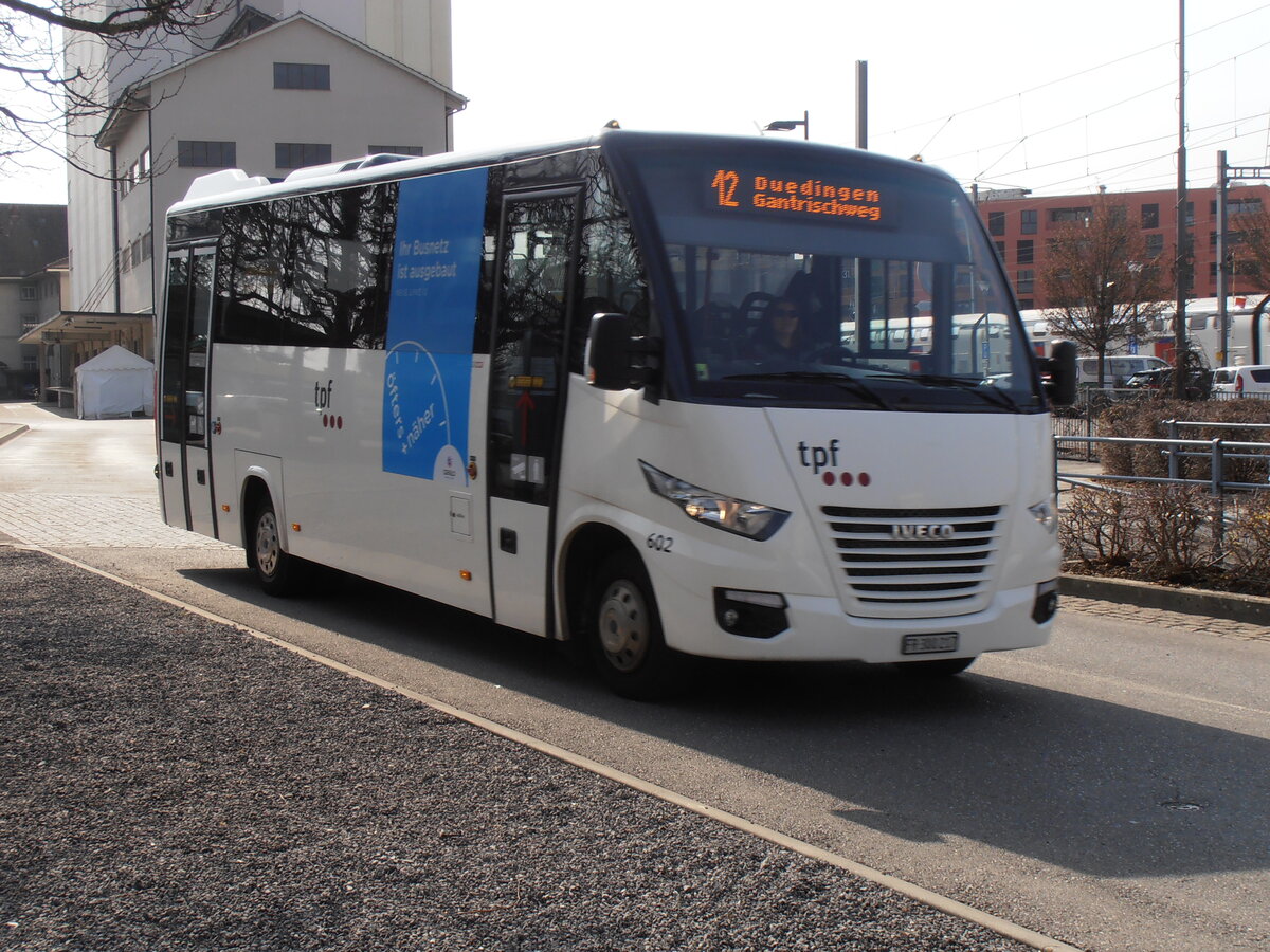 (233'835) - TPF Fribourg - Nr. 602/FR 300'217 - Iveco/ProBus am 12. Mrz 2022 beim Bahnhof Ddingen