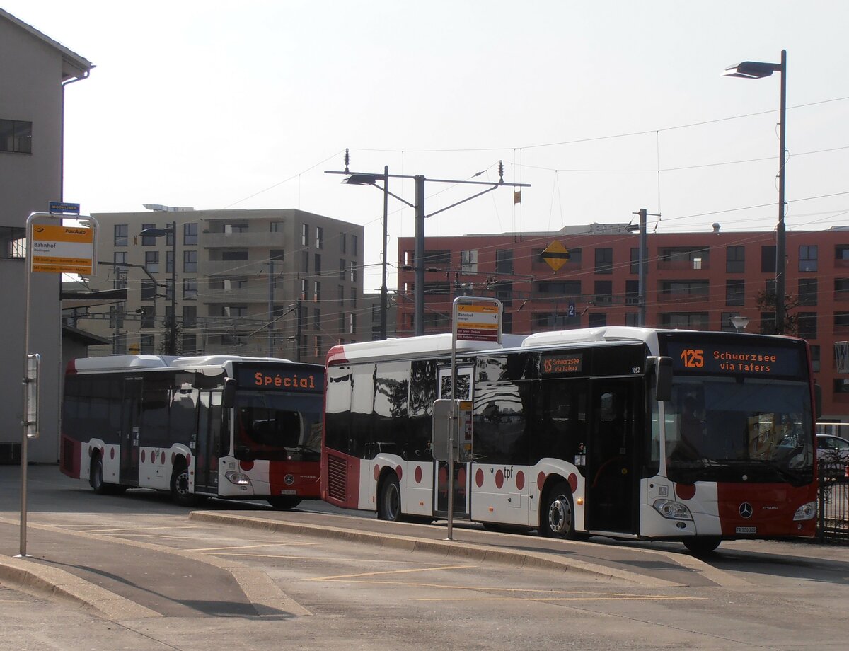 (233'841) - TPF Fribourg - Nr. 1052/FR 300'305 - Mercedes am 12. Mrz 2022 beim Bahnhof Ddingen