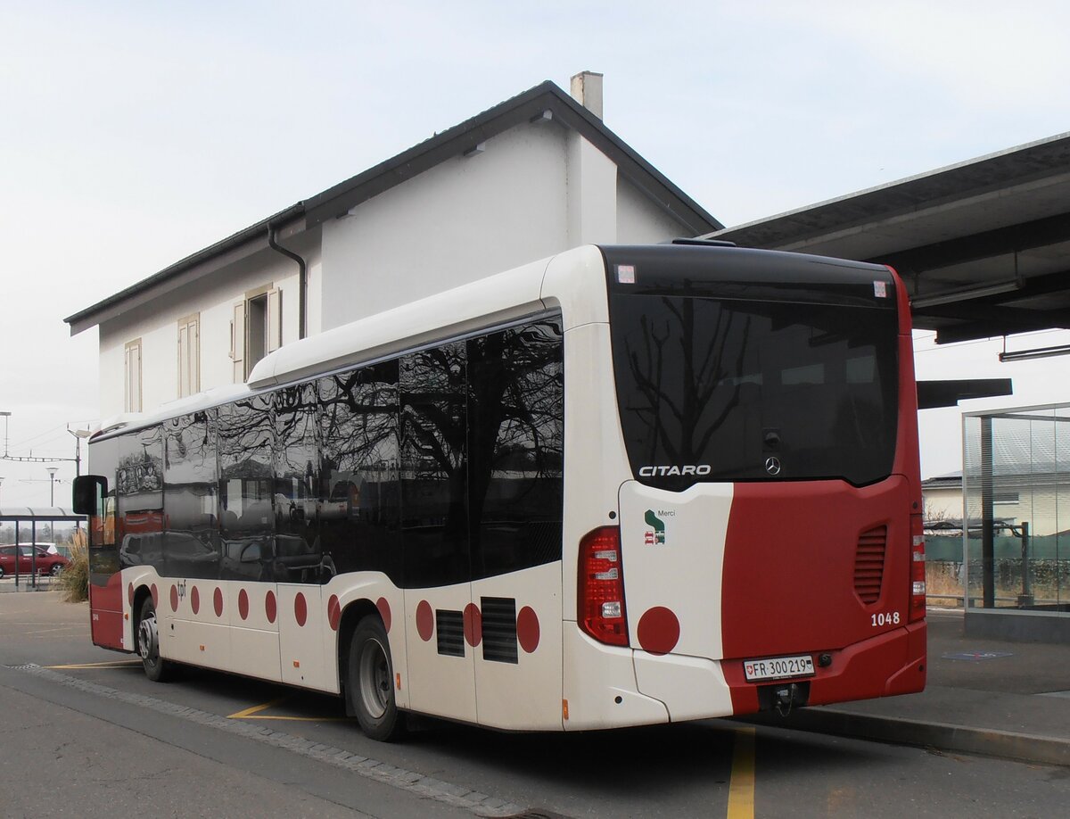 (233'908) - TPF Fribourg - Nr. 1048/FR 300'219 - Mercedes am 13. Mrz 2022 beim Bahnhof Domdidier