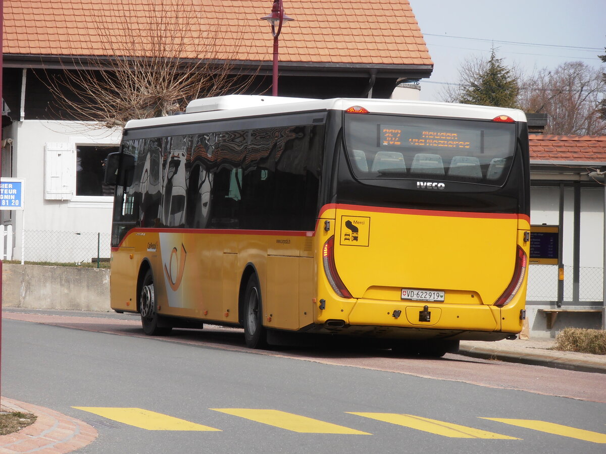 (233'921) - CarPostal Ouest - VD 622'919 - Iveco (ex Faucherre, Moudon) am 13. Mrz 2022 in Mzires, Village